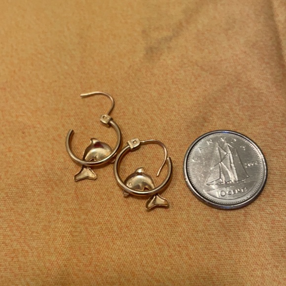 Solid gold dolphin hoop earrings - Picture 3 of 3